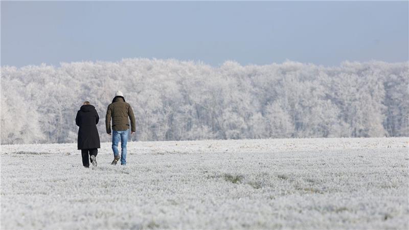 Ab Sonntagnachmittag sollen Niederschläge aufkommen. Vorher zog es manche Spaziergänger noch nach draußen - wie hier bei Sonnenschein auf der Schwäbischen Alb.