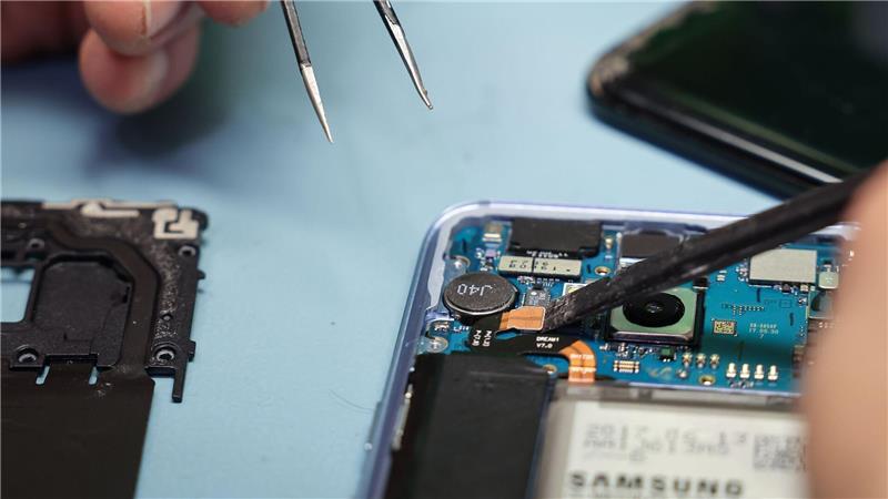 EU-Energielabel für Smartphones und Tablets bald Pflicht Ab dem 20. Juni sollen Kundinnen und Kunden mit dem Energielabel wissen, wie leicht ein Handy zu reparieren ist. (Symbolbild)