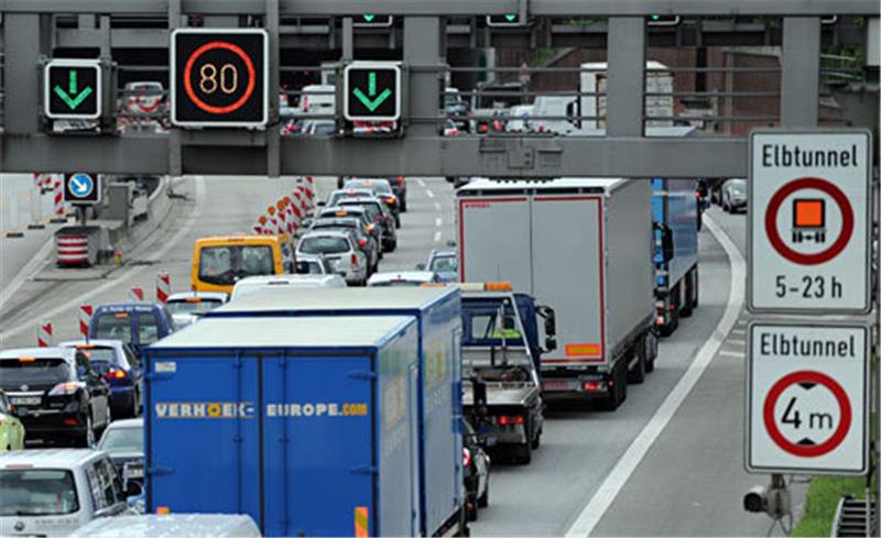 Ab dem 23. März sind pausenlos ein oder zwei Röhren des Elbtunnels gesperrt. Foto dpa