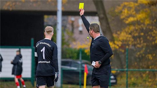 Schiedsrichter Marcel Smilari zeigt Tim Schwabe vom FSV Bliedersdorf/Nottensdorf die Gelbe Karte
