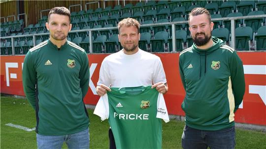 Ab der kommenden Saison im Trikot des Heeslinger SC: Trainer Malte Bösch (rechts) und sein Co-Trainer Oliver Warnke (links) freuen sich auf die Zusammenarbeit mit dem ehemaligen Werder-Profi Philipp Bargfede. Foto: Hennings