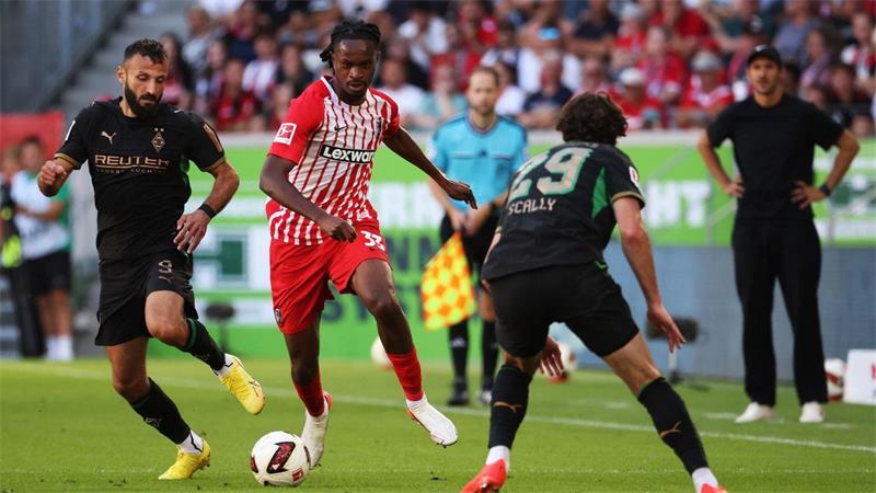 SC Freiburg feiert historischen Start – Gladbach geht unter Ab durch die Mitte: Freiburgs Jordy Makengo.