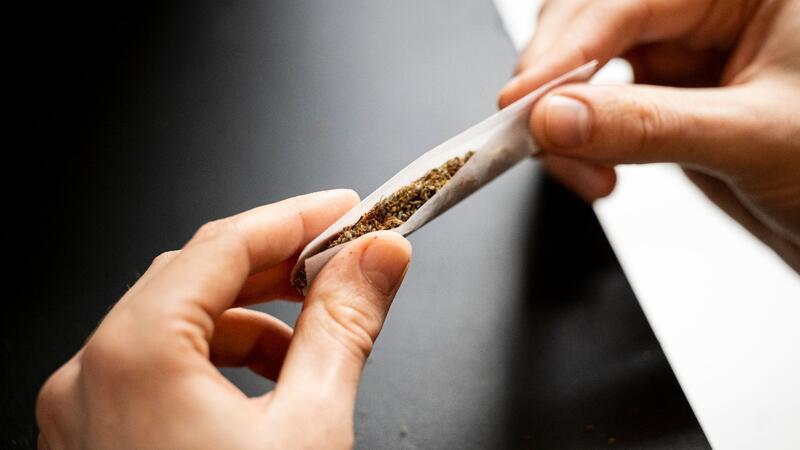 Cannabis für Erwachsene in Deutschland jetzt legal Ab heute ist es erlaubt, Cannabis zu rauchen.