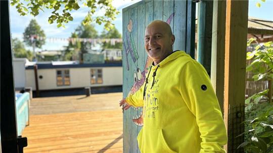Ab hier beginnt die Idylle: Für Michael Lilienkamp ist das Hausboot ein Ruhepol mitten in der Stadt.