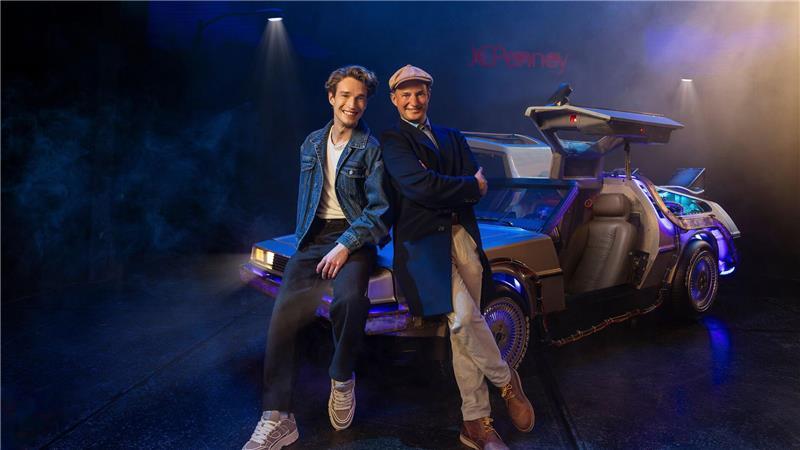 Ab in die Vergangenheit - und zwar mit dem DeLorean: Wer in Hamburg das Kultauto in dem Musical „Zurück in die Zukunft“ fahren darf, steht jetzt fest. Es sind die Musicaldarsteller Raphael Groß und Jan Kersjes. 