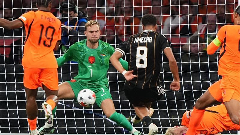 Spiel wie ein „Boxkampf“, DFB-Tor eine „Schande“: Die Stimmen Ab ins Tor: Felix Nmecha vollendete den deutschen Angriff, als Brian Brobbey verletzt am Boden lag.