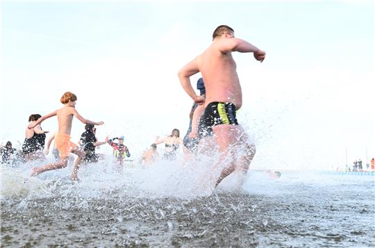 Ab ins Wasser an der Nordseeküste bei Butjadingen. Ob die Stände voll sind und Parkplätze zur Verfügung stehen verrät jetzt ein neues System. Foto: Lars Klemmer/dpa