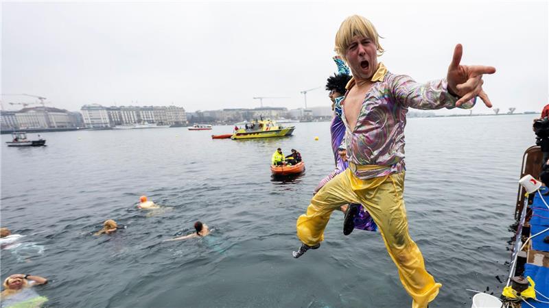 Ab ins kühle Nass  - Teilnehmer des 87. jährlichen Weihnachtsschwimmens „Coupe de Noel“ springen in den Genfer See. Mehr als 4200 Männer und Frauen schwammen die 100 Meter beim traditionellen Weihnachtsschwimmen in Genf bei einer Wassertemperatur von 8,8 Grad Celsius.