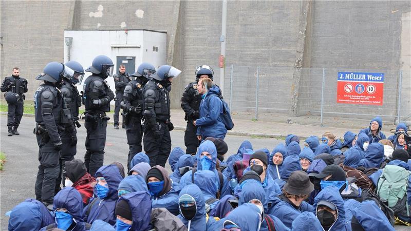 Blockaden von Aktivisten in Bremen und Delmenhorst aufgelöst Ab kurz nach 10.00 Uhr blockierten rund 100 Umwelt- und Klimaaktivisten, teils vermummt, die Zufahrt zu einem Hafendienstleister.