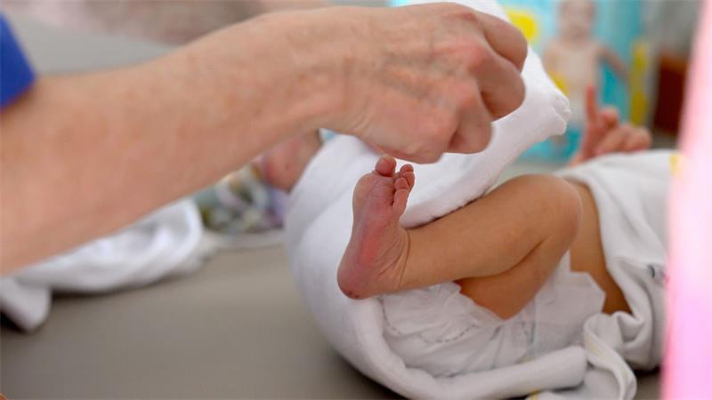 Ab mit der Windel - und dann rein in den passenden Container: Die Kopenhagener recyceln künftig auch Baby-Müll. (Symbolbild)