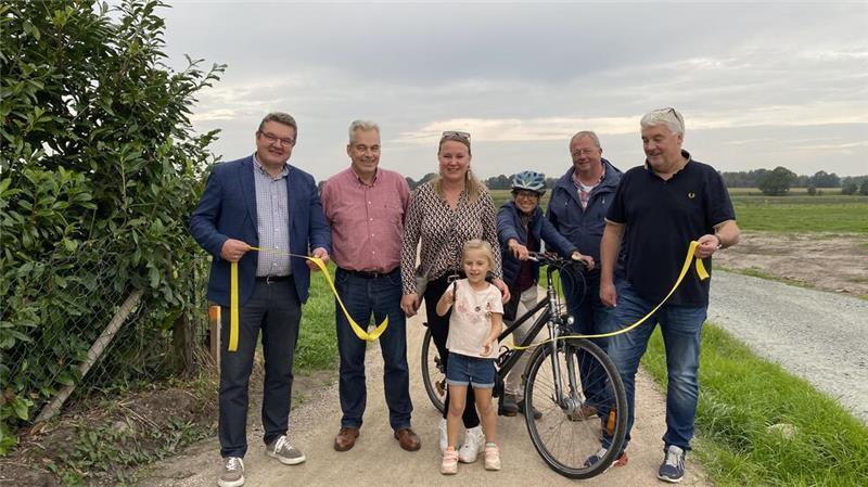 Freie Fahrt für Radler von Mittelsdorf-Siedlung nach Hammah Ab sofort befahrbar: Holger Falcke, Jörn Hinnerk-Abbe (OLH), Janina Sylvester mit Tochter, Katjana Lorenz und Udo Paschedag (beide Grüne) und Stefan Holst (OLH, von links) eröffnen den Radweg.
