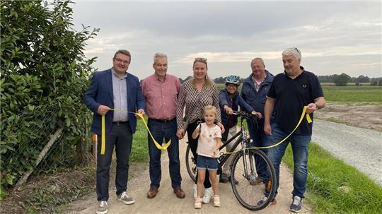 Ab sofort befahrbar: Holger Falcke, Jörn Hinnerk-Abbe (OLH), Janina Sylvester mit Tochter, Katjana Lorenz und Udo Paschedag (beide Grüne) und Stefan Holst (OLH, von links) eröffnen den Radweg.
