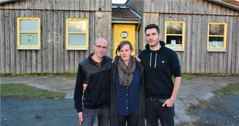 Ab sofort sind die neuen Mitarbeiter Lukas Funke, Wiebke Wilkens und Robert Henrich (von links) montags, mittwochs, donnerstags und freitags je fünf Stunden lang im aufgehübschten Jugendhaus an der Steinkirchener Straße anzutreffen. Fotos B