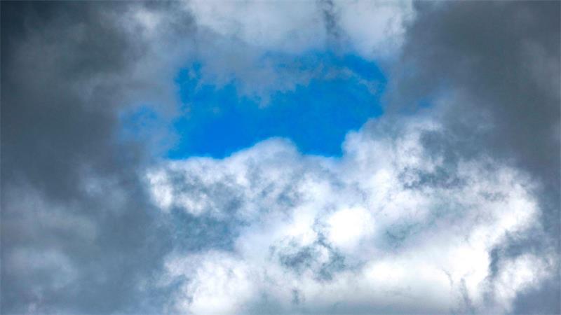 Ab und zu kommt Sonnenschein durch die dunkle Wolkendecke. (Archivbild)