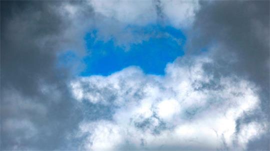 Ab und zu kommt Sonnenschein durch die dunkle Wolkendecke. (Archivbild)