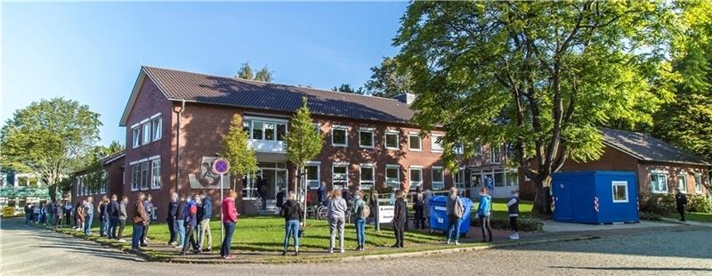 Ab zum Test: Das Bild zeigt Buxtehuder Schüler vor dem Gesundheitsamt am Heckenweg in Stade. Foto: Landkreis/Schmidt