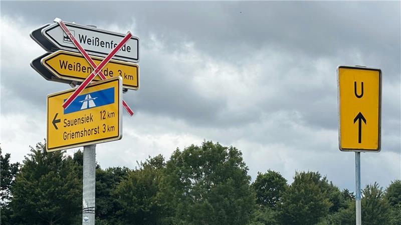 In den Ferien wird saniert: Vollsperrungen und Umwege auf der Geest Abbiegen geht hier nicht mehr. Nach Weißenfelde ist die Straße hinter dem Bahnübergang gesperrt. Ab 3. Juli folgt ein wichtiger Abschnitt der Griemshorster Straße.