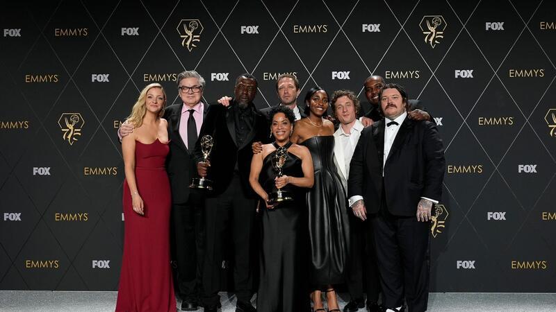 Abby Elliott (l-r), Oliver Platt, Edwin Lee Gibson, Ebon Moss-Bachrach, Liza Colon-Zayas, Ayo Edebiri, Jeremy Allen White, Lionel Boyce und Matty Matheson gewannen für „The Bear“.