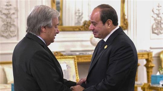 Abdel Fattah el-Sissi (r), Präsident von Ägypten, begrüßt Antonio Guterres, Generalsekretär der Vereinten Nationen.