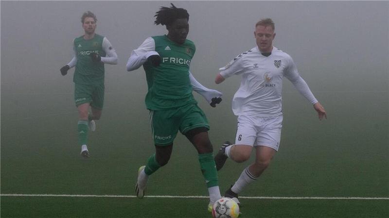 Heeslinger SC schlägt D/A-Konkurrenten im Test Abdul Gafar auf dem Weg zum 1:1-Ausgleich.