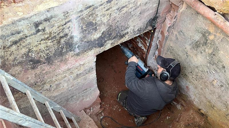Schiefe Mühle von Borstel: Zieht hier bald wieder ein Restaurant ein? Abdulhamit Sari arbeitet sich mit dem Bohrhammer vor.