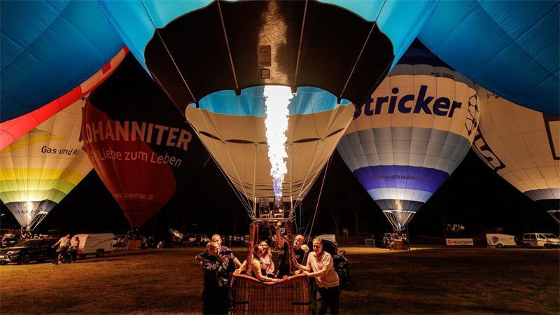 Abendliches Ballonglühen im Rahmen der 54. Montgolfiade am Lohwall in Warendorf.