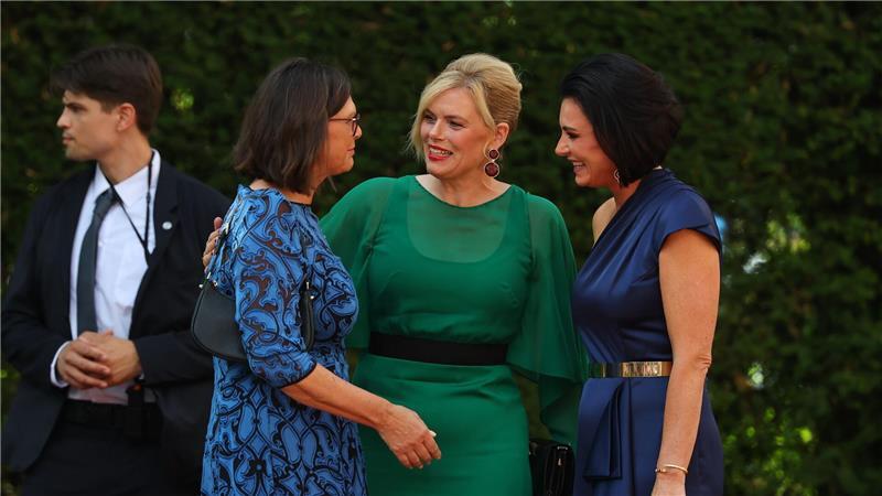 Dresscode oder Schlabberlook fürs Opernhaus? Abendroben in Blau und Grün für die bayerische Landtagspräsidentin Ilse Aigner (l.), Bundestagspräsidentin Julia Klöckner und die Österreicherin Elisabeth Köstinger (r.). (Archivbild)