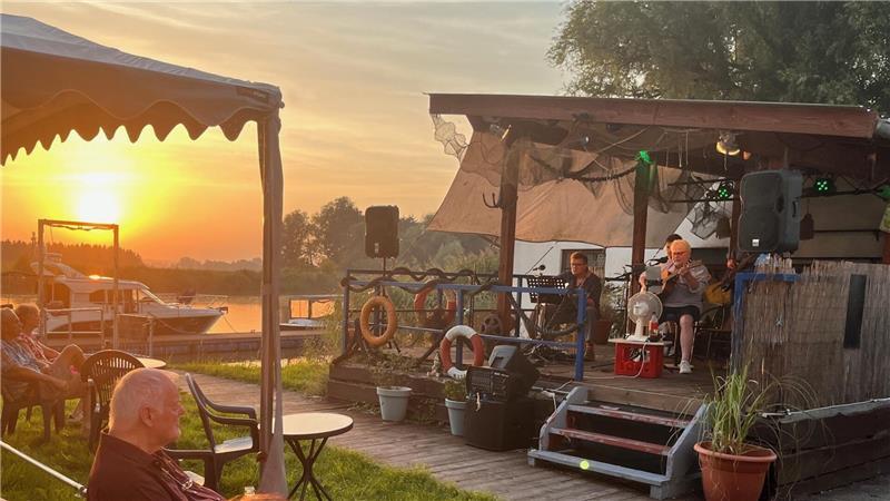 Abendsonne und Livemusik beim Seefahrer.