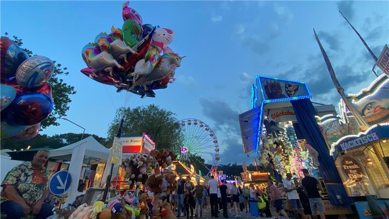 Abendstimmung auf dem Pfingstmarkt: Bei bestem Wetter wird in Neukloster am Sonnabend die Nacht zum Tag gemacht.