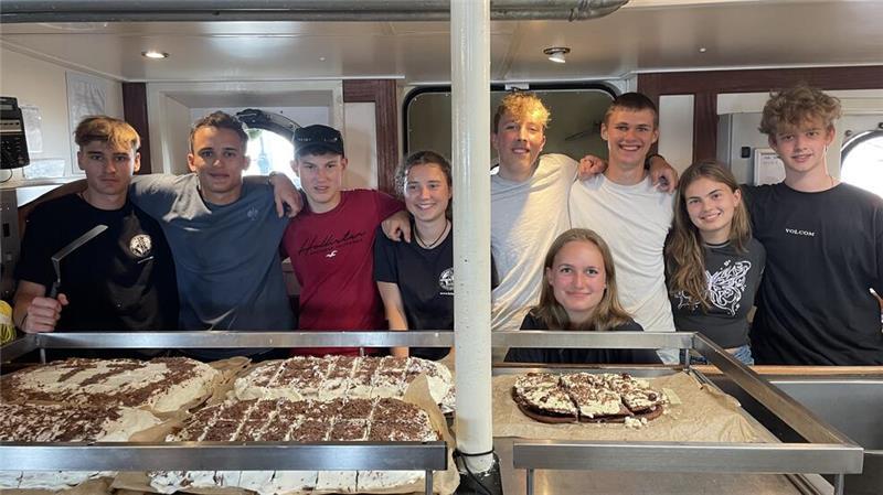 Hanmari und weitere Jugendliche präsentieren stolz die selbst gemachten Tortenmengen