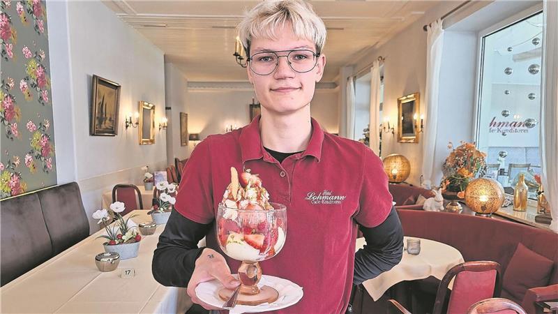 Die Kugel Eis wird immer teurer Aber bitte mit Sahne: Anton Weiß serviert im Café Lohmann einen Erdbeerbecher.