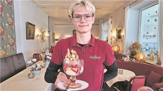 Aber bitte mit Sahne: Anton Weiß serviert im Café Lohmann einen Erdbeerbecher. 