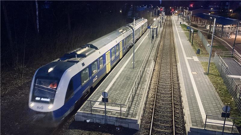 Die EVB: Eine Erfolgsgeschichte für die Stader Geest? Was Pendler berichten Abfahrt 6.15 Uhr: Morgens fahren vor allem Berufstätige und Schüler mit der RB 33 von Harsefeld nach Buxtehude.
