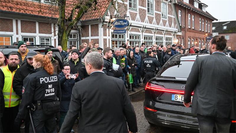 Bundesminister in Jork: Özdemirs Schulterschluss mit den Obstbauern Abfahrt unter Polizeischutz.