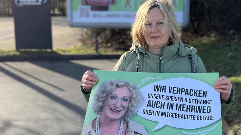 Verstöße? Darum kontrolliert der Landkreis Restaurants und Cafés Abfallberaterin Gaby Mahr mit einem Plakat mit Entertainerin Lilo Wanders.