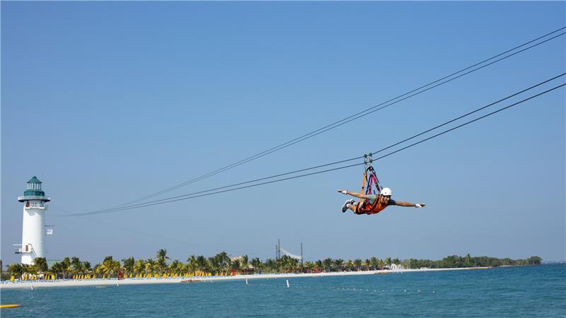 Abflug aus dem Leuchtturm: Auf der Norwegian-Insel Harvest Caye vor Belize gibt es eine Zipline über die Lagune. 