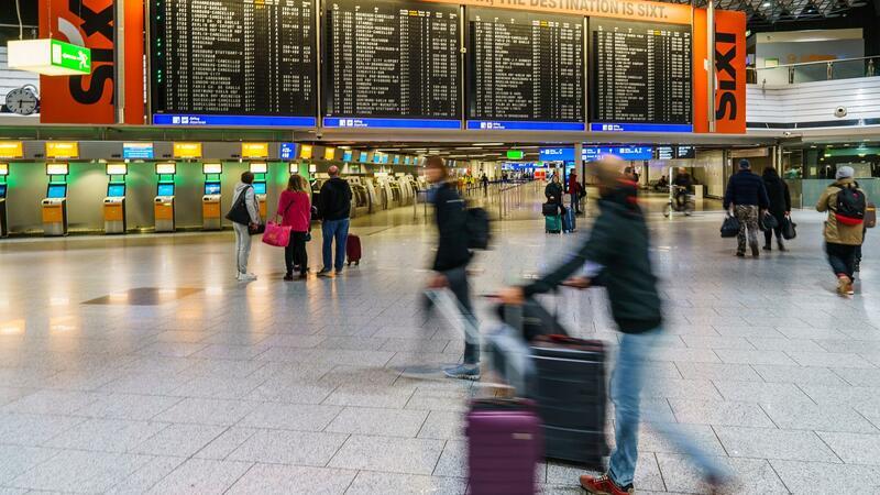 Verdi-Warnstreiks treffen Flughäfen und Lufthansa-Passagiere Abflughalle des Frankfurter Flughafens.