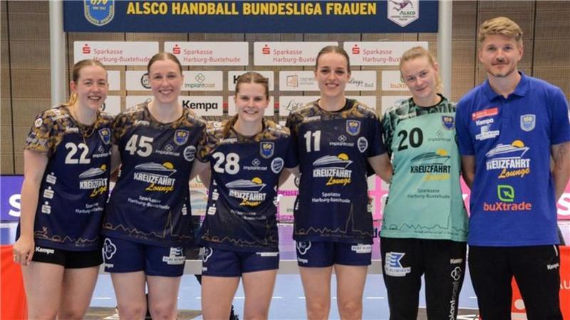 Mit „Freundlichkeit und Deutlichkeit“ den BSV zum Klassenerhalt geführt Abgänge die den BSV schmerzen: Levke Kretschmann, Jolina Huhnstock, Teresa von Prittwitz, Isabelle Dölle, Annie Linder sowie der lieb gewonnene Interimstrainer Nicolaj Andersson (von links).