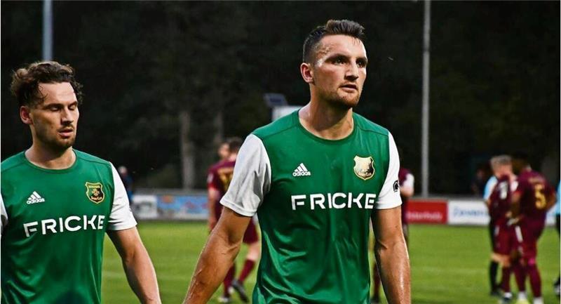 Wintertransfer in der Oberliga: Gestandener Spieler verlässt Heeslingen Abgang im Heeslinger Waldstadion: Oliver Warnke (rechts, hier beim Hinspiel gegen den Rotenburger SV) wechselt zum Ligarivalen von der Wümme. Foto: Freese