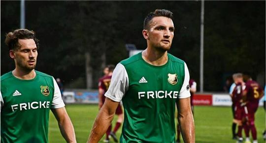 Abgang im Heeslinger Waldstadion: Oliver Warnke (rechts, hier beim Hinspiel gegen den Rotenburger SV) wechselt zum Ligarivalen von der Wümme. Foto: Freese