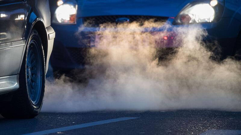Expertenrat erwartet Verfehlung von 2030-Klimaziel Abgase kommen aus dem Auspuff eines Autos.