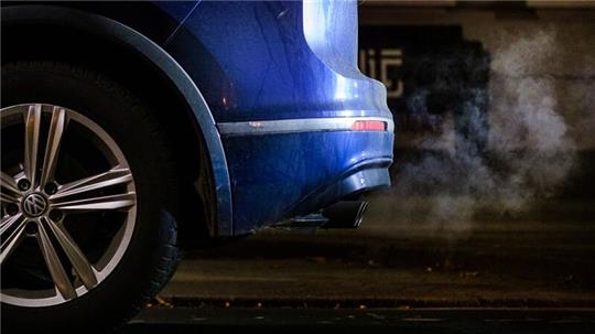 Abgase kommen aus dem Auspuff eines Volkswagen Tiguan.