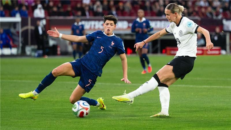 Klara Bühl erlöst DFB-Frauen: 1:0 gegen Frankreich Abgeblockt: Klara Bühl bleibt an Frankreichs Elisa De Almeida hängen.