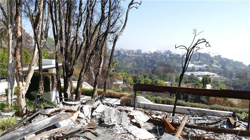 100 Tage nach dem Inferno - ein langer Weg für Los Angeles Abgebrannte Häuserruinen schließen sich an das Grundstück der Villa Aurora an.