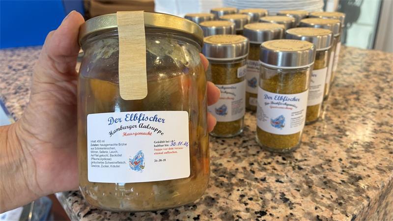 Altes Land: Elbfischer Lothar Buckow setzt auf Aalsuppe Abgefüllt: Buckows Aalsuppe.