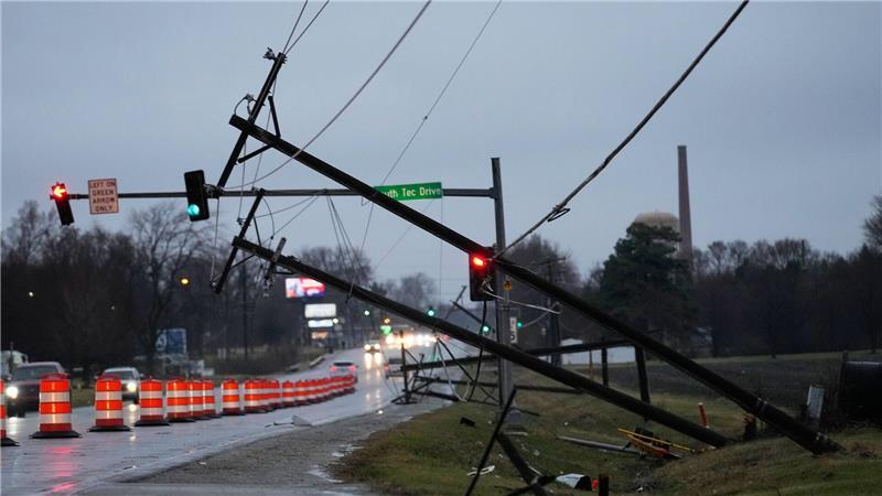 Abgeknickt: Nach einem starken Sturm in Illinois in den USA sind Strommasten beschädigt.