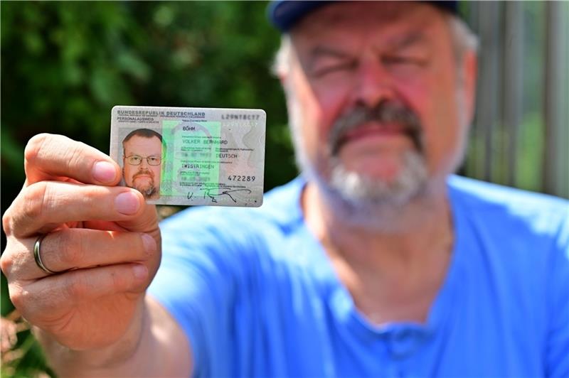 Abgelaufen : Volker Böhm aus Stade zeigt seinen Personalausweis. Foto: Finnern