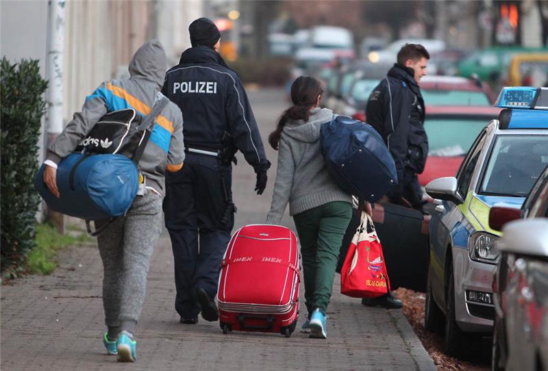 Abgelehnte Asylbewerber werden zum Transport zum Flughafen abgeholt. Foto: Sebastian Willnow/dpa-Zentralbild/dpa/Archiv