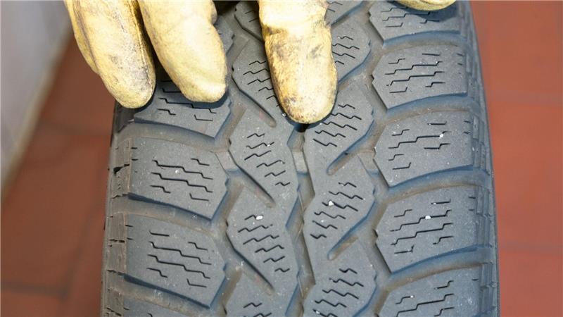 Abgenutzt: Zwischen Profil und Verschleißmarker ist wenig Platz.