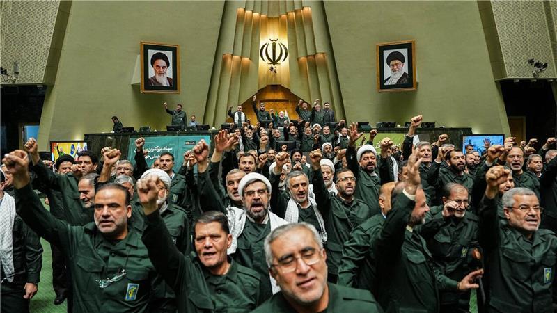 Abgeordnete des iranischen Parlaments solidarisieren sich mit den Revolutionsgarden.